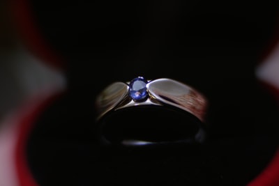 银紫色宝石戒指